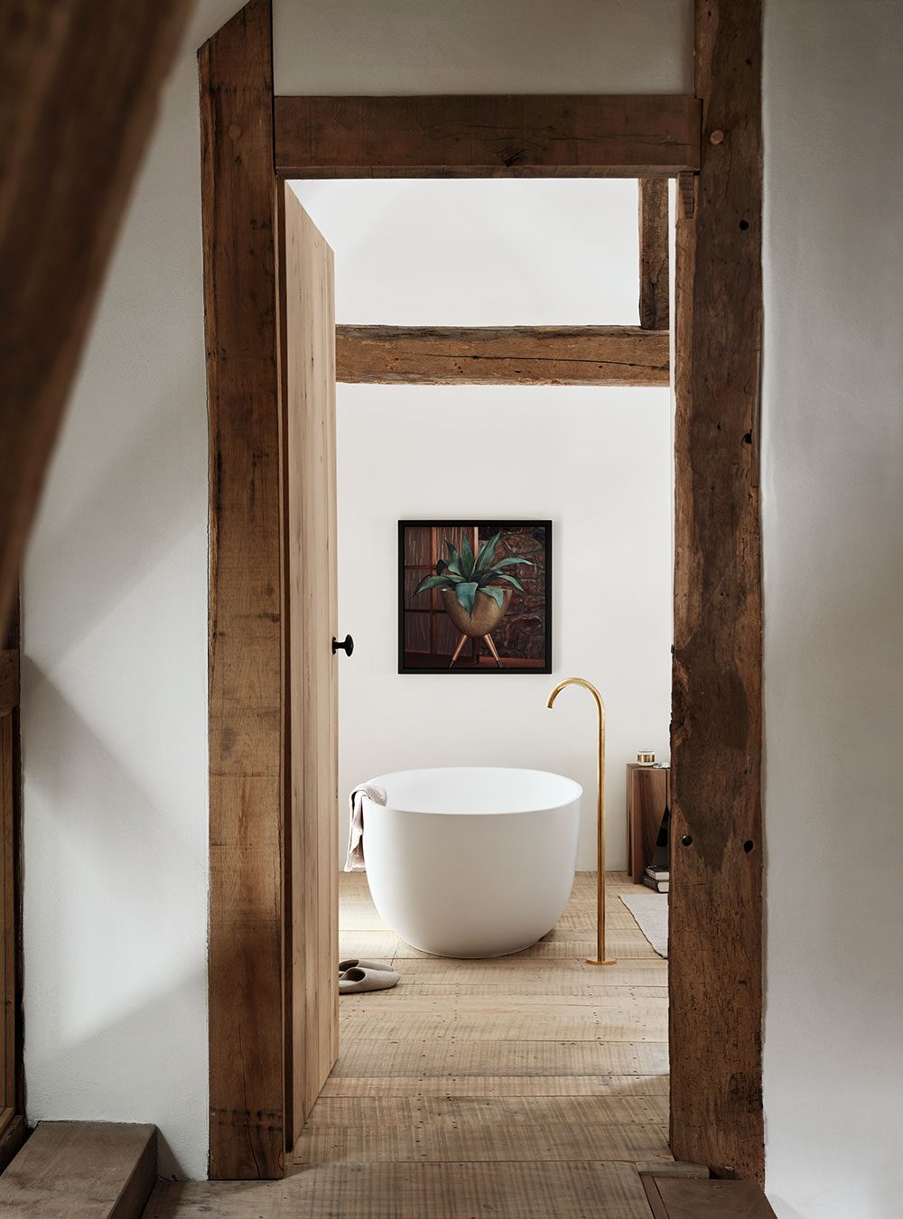 090FM: Floor-mounted bath spout.