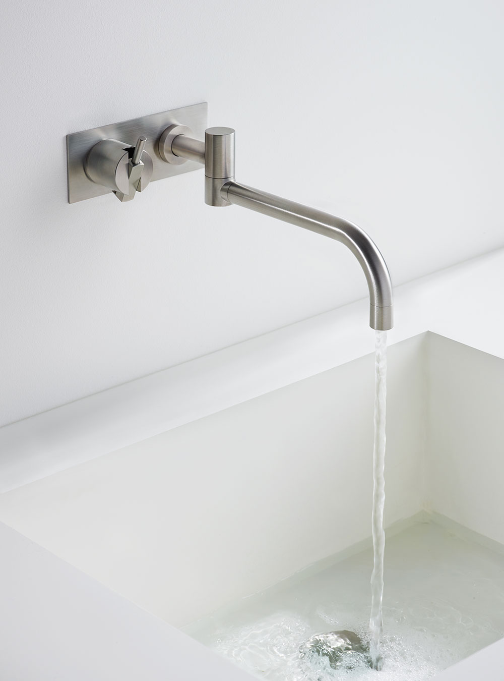 132: One-handle build-in mixer with ceramic disc technology.
132UP = Mixer 100.
132AP = Handle NR28,...