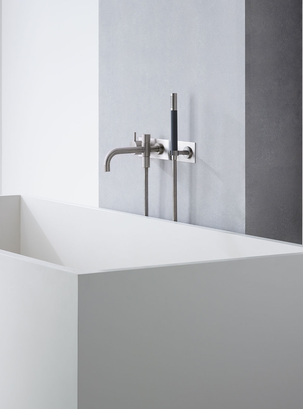 2143DT8: One-handle build-in mixer with ceramic disc technology.
2143DT8UP = Mixer 2100.
2143DT8AP = Han...