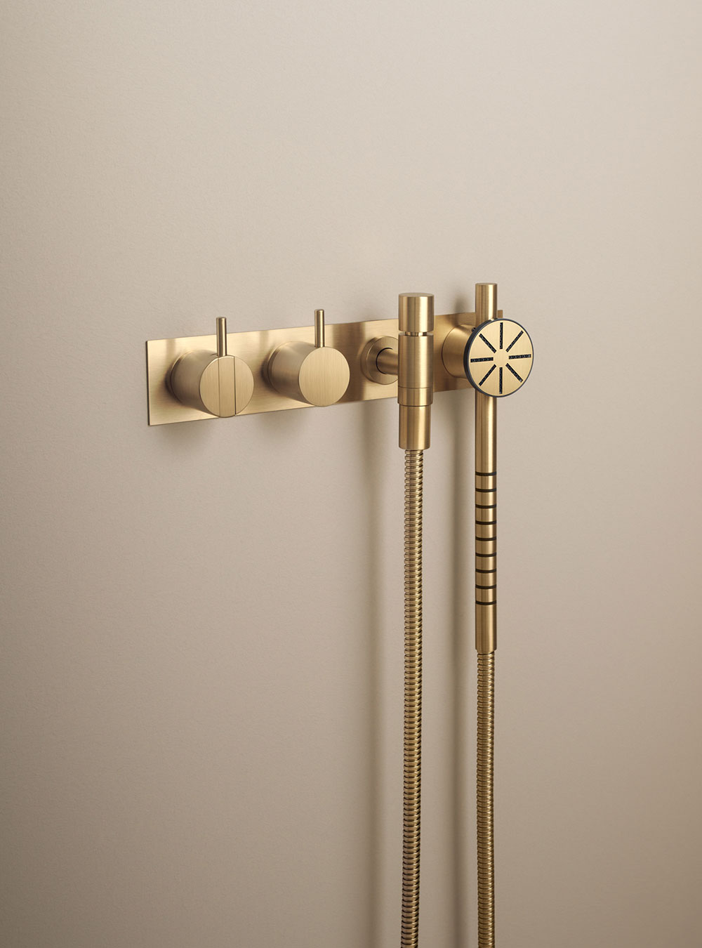 2474S: One-handle build-in mixer with ceramic disc technology and diverter.		
2474SUP = Mixer 2400NV....