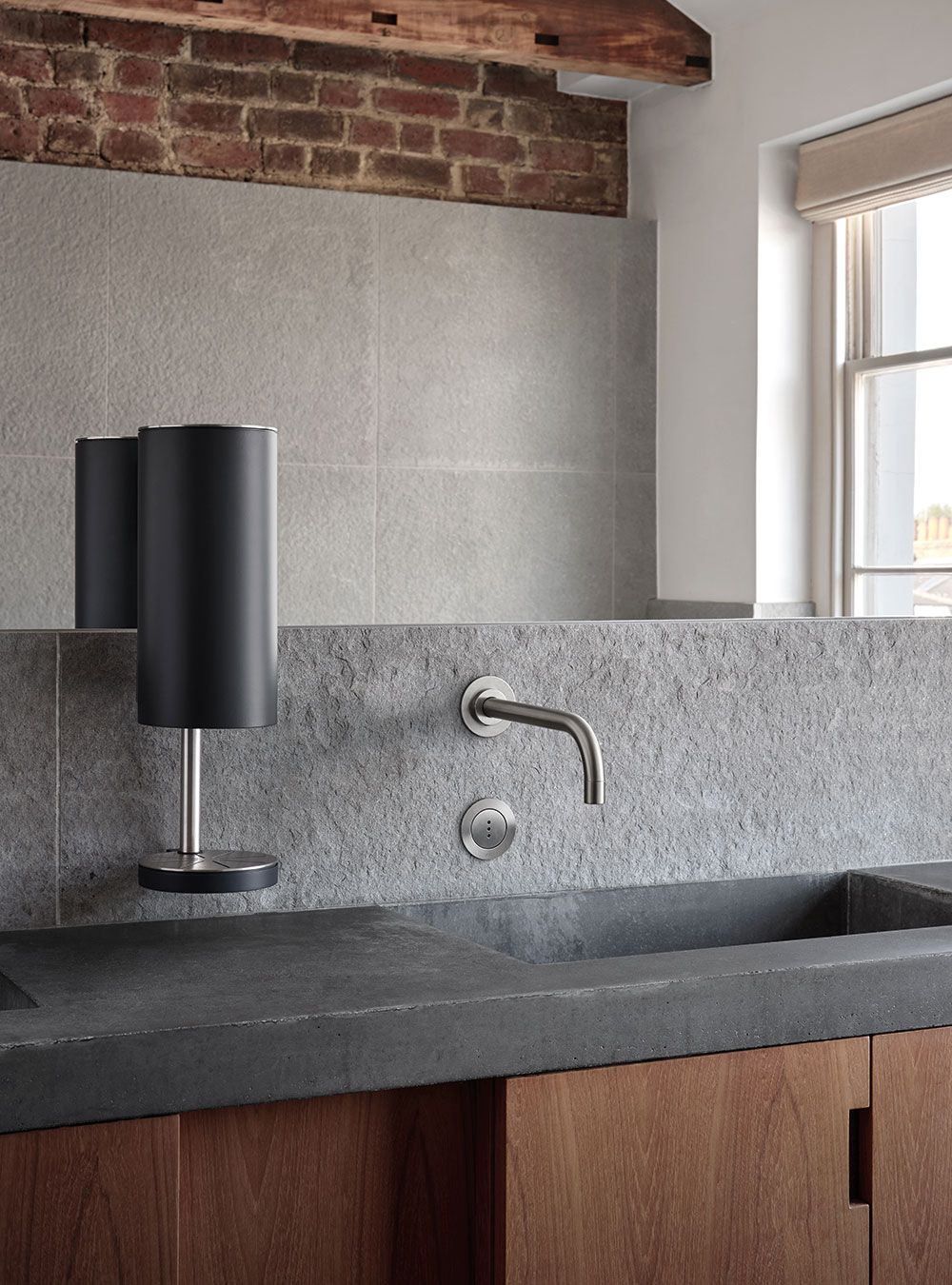 4311: Build-in basin tap with on-off sensor for ‘hands free’ operation. For vertical mounting. Sensor a...