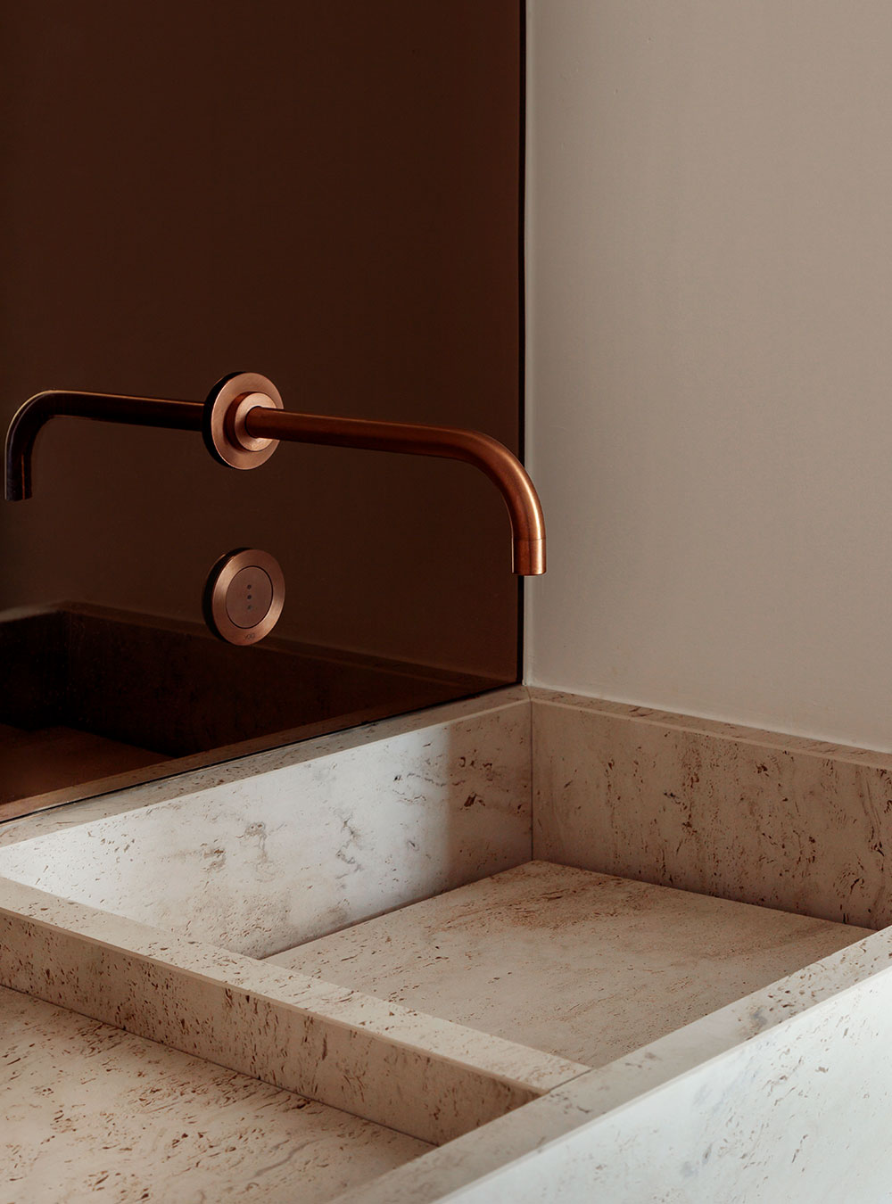 4321: Build-in basin tap with on-off sensor for ‘hands free’ operation. For vertical mounting. Sensor a...