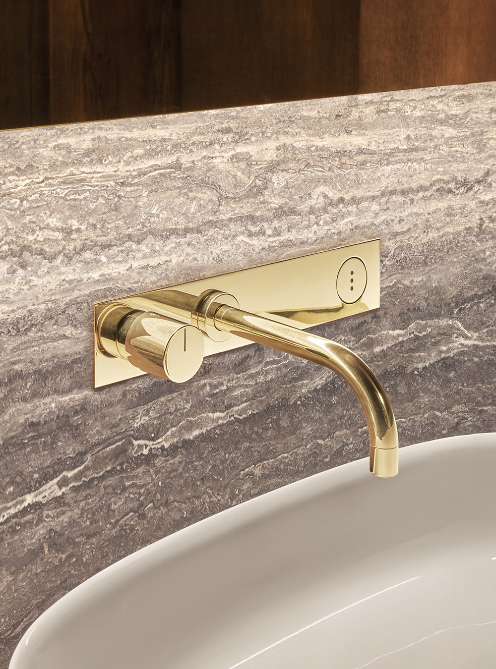 4913: Build-in basin mixer with on-off sensor for ‘hands free’ operation. 
Sensor aligned with wall....