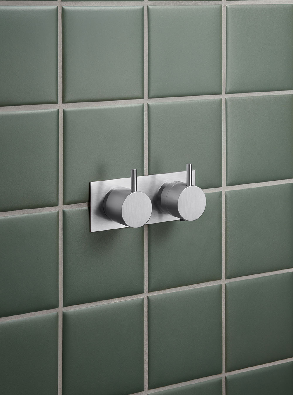5202: ¾" thermostatic mixer.
5202UP = Thermostatic mixer 5200V.
5202AP = Handle NR51, handle NR52, tw...