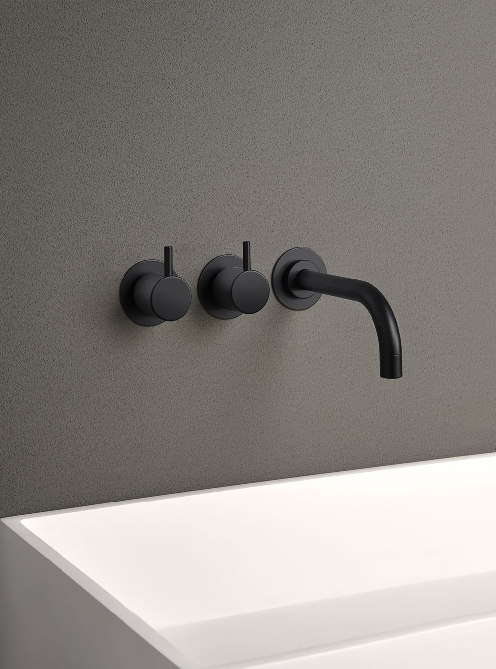 611: Two-handle build-in mixer with ¼ turn ceramic disc technology.	
611UP = Mixer 600.   
611AP = 2...