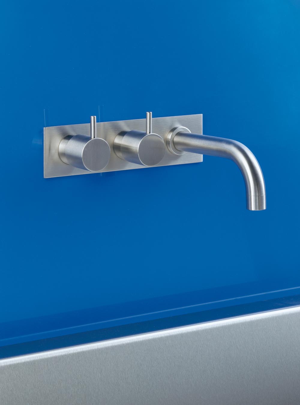 613CK: Two-handle build-in mixer with ¼ turn ceramic disc technology.
613CKUP = Build-in mixer 600.
61...