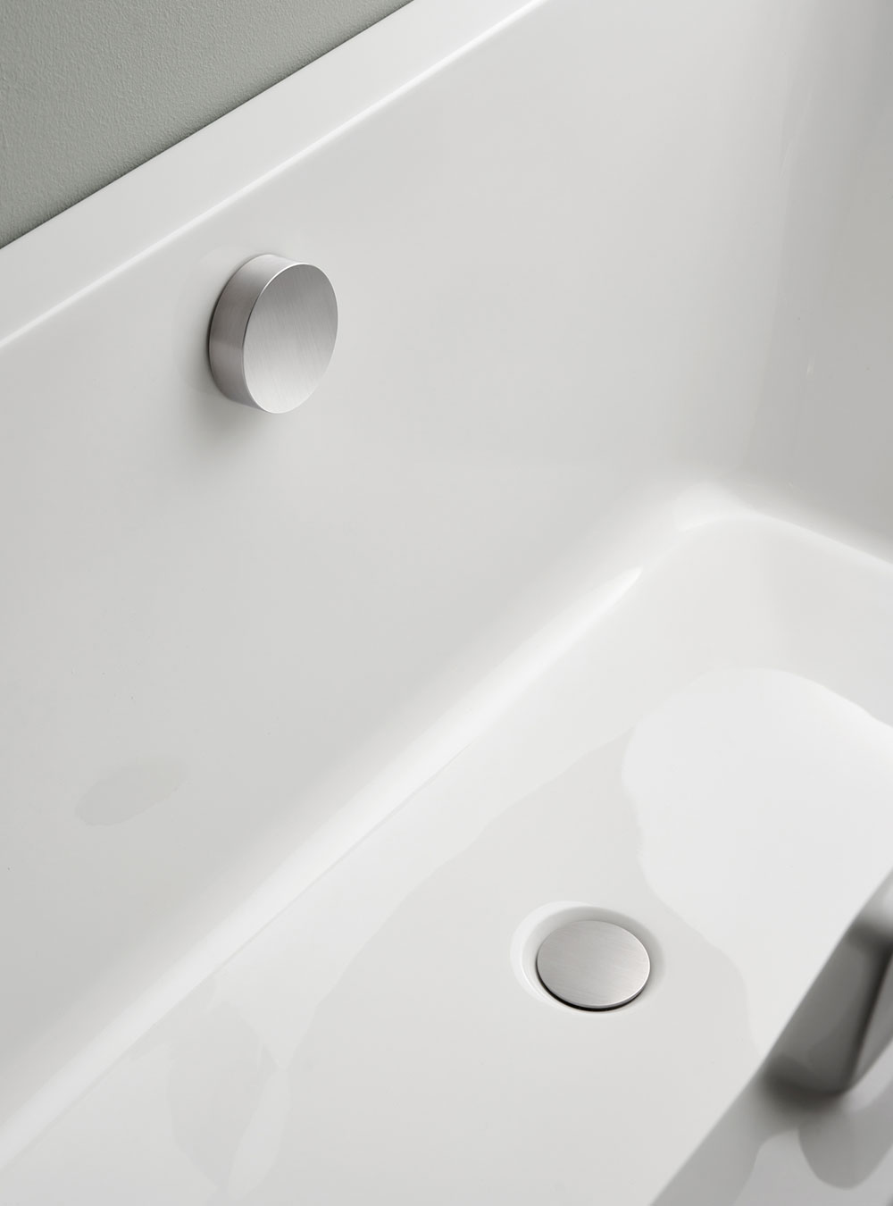 A24: 1½" pop-up waste with inlet through overflow.
Pipe interrupter according to EN1717.
NOT include...