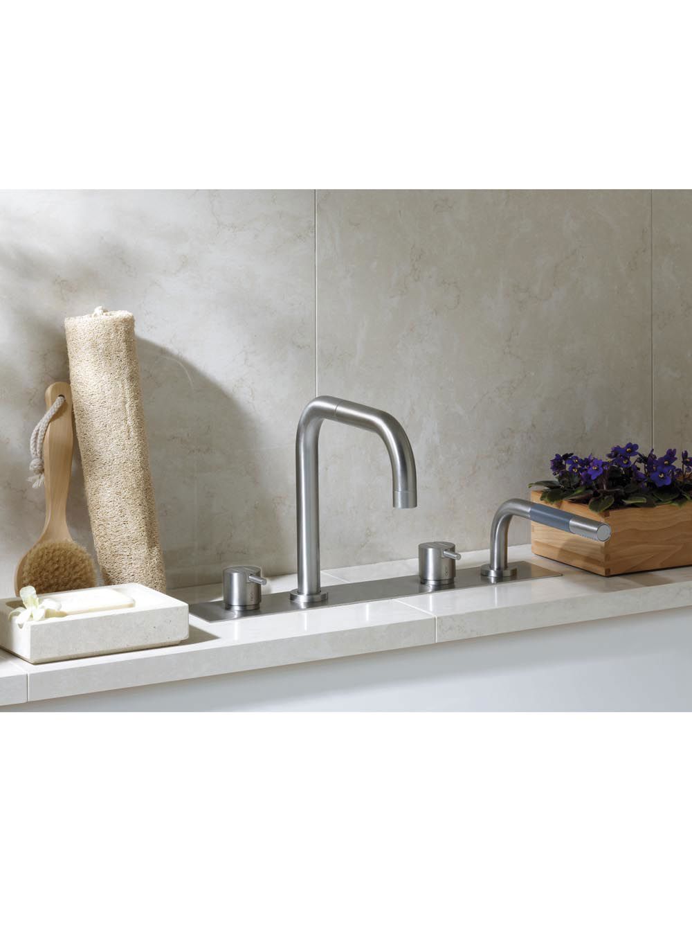 BK10: One-handle mixer with double swivel spout for bath filling and mixer with hand shower. Complete with