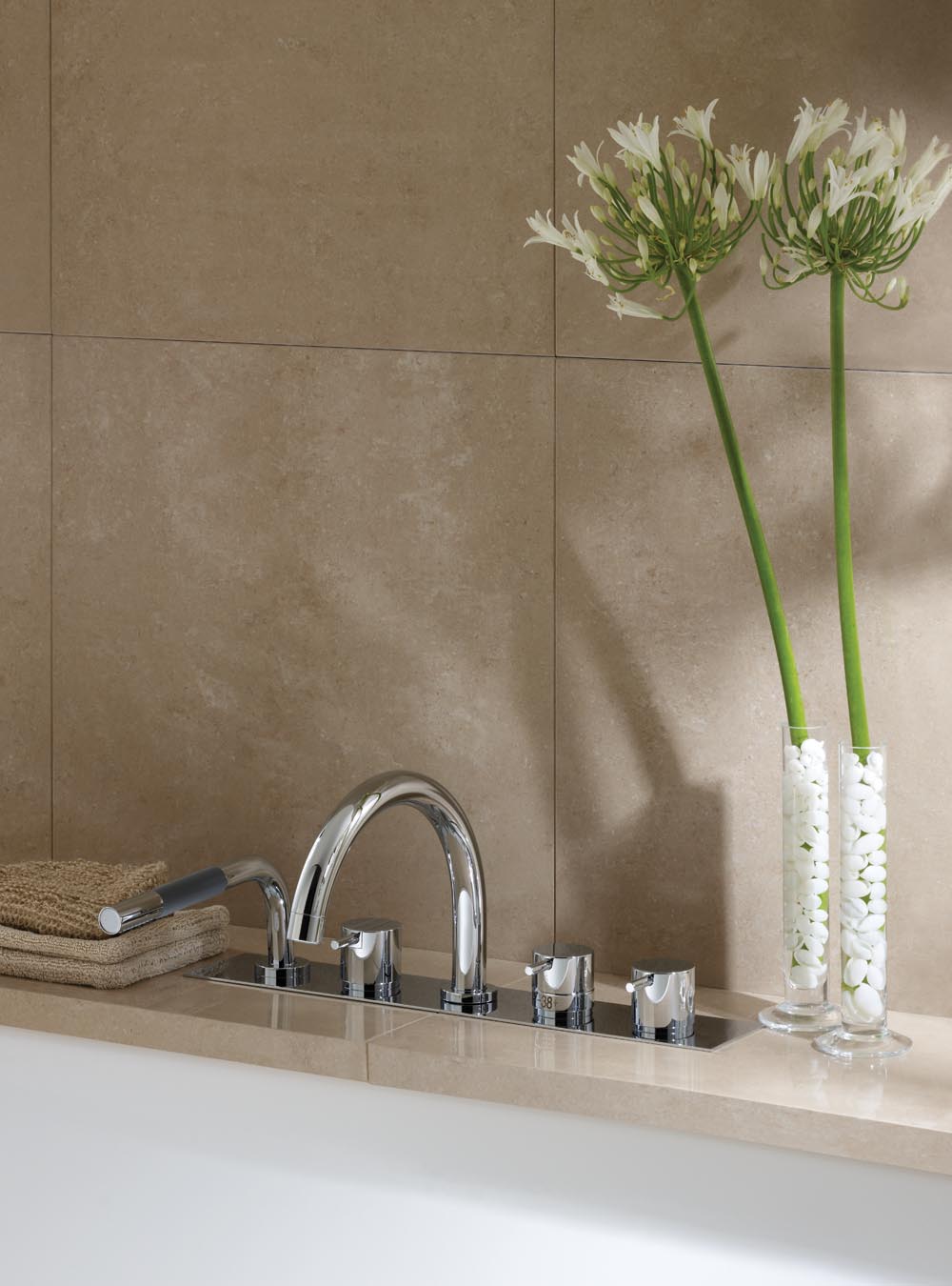 BK16: Thermostatic mixer with swivel spout for bath filling and mixer with hand shower. Complete with m...