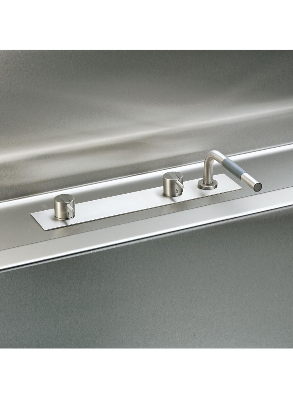 BK3: One-handle mixer for bath filling can be used in conjunction with A24, and mixer with hand shower...