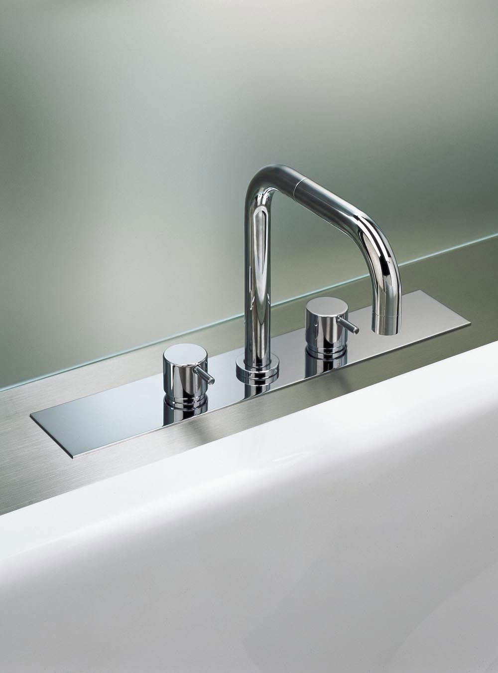 BK6: Two-handle mixer  with double swivel spout for bath filling. Complete with adjustable bracket and wa