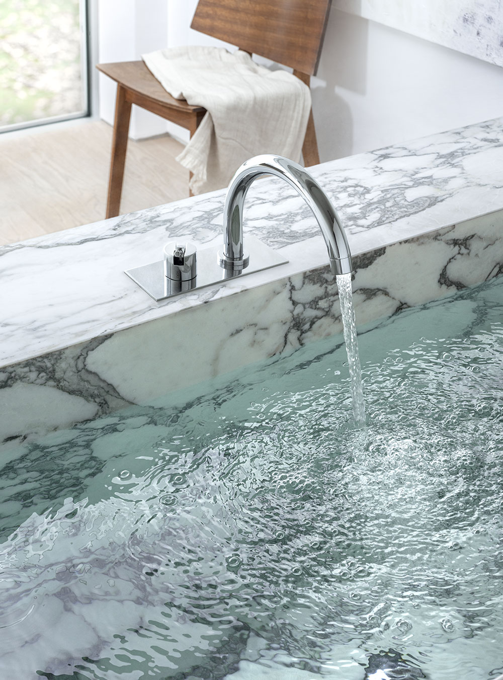 BK7: One-handle mixer with swivel spout for bath filling. Complete with adjustable bracket and water c...