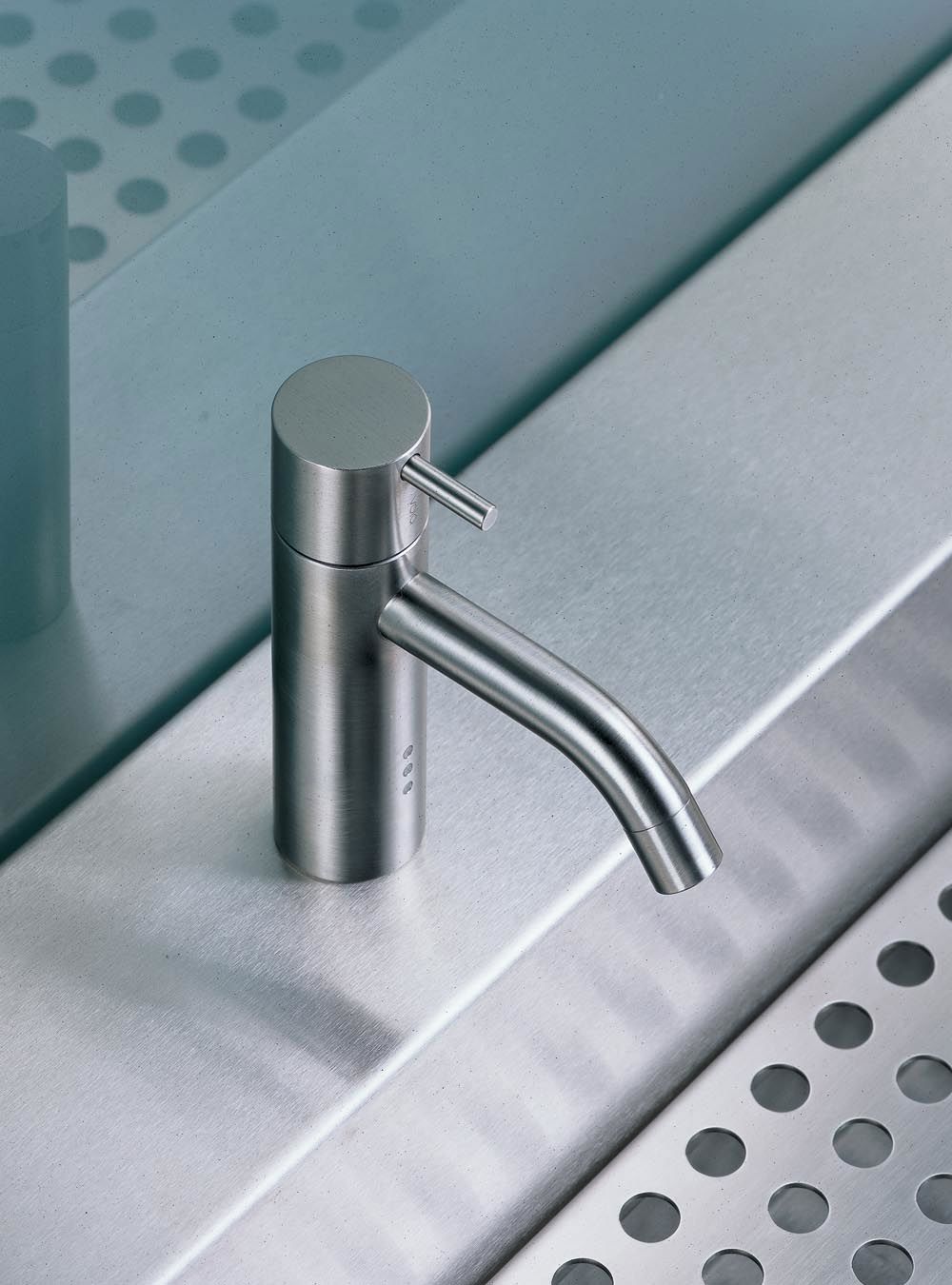 HV1E2: Basin mixer with on-off sensor for ‘hands free’ operation.The temperature control handle is availabl
