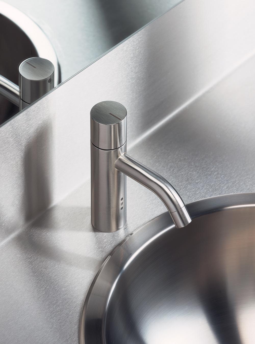 HV1EN: Basin mixer with on-off sensor for ‘hands free’ operation. 
Incl. an external mains transformer....