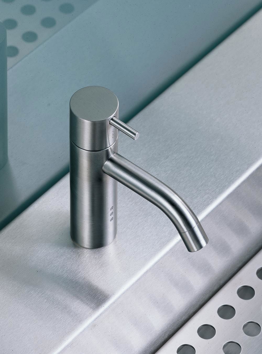 HV1EN2: Washbasin mixer with on-off sensor for ‘hands free’ operation, with peg on temperature control handl
