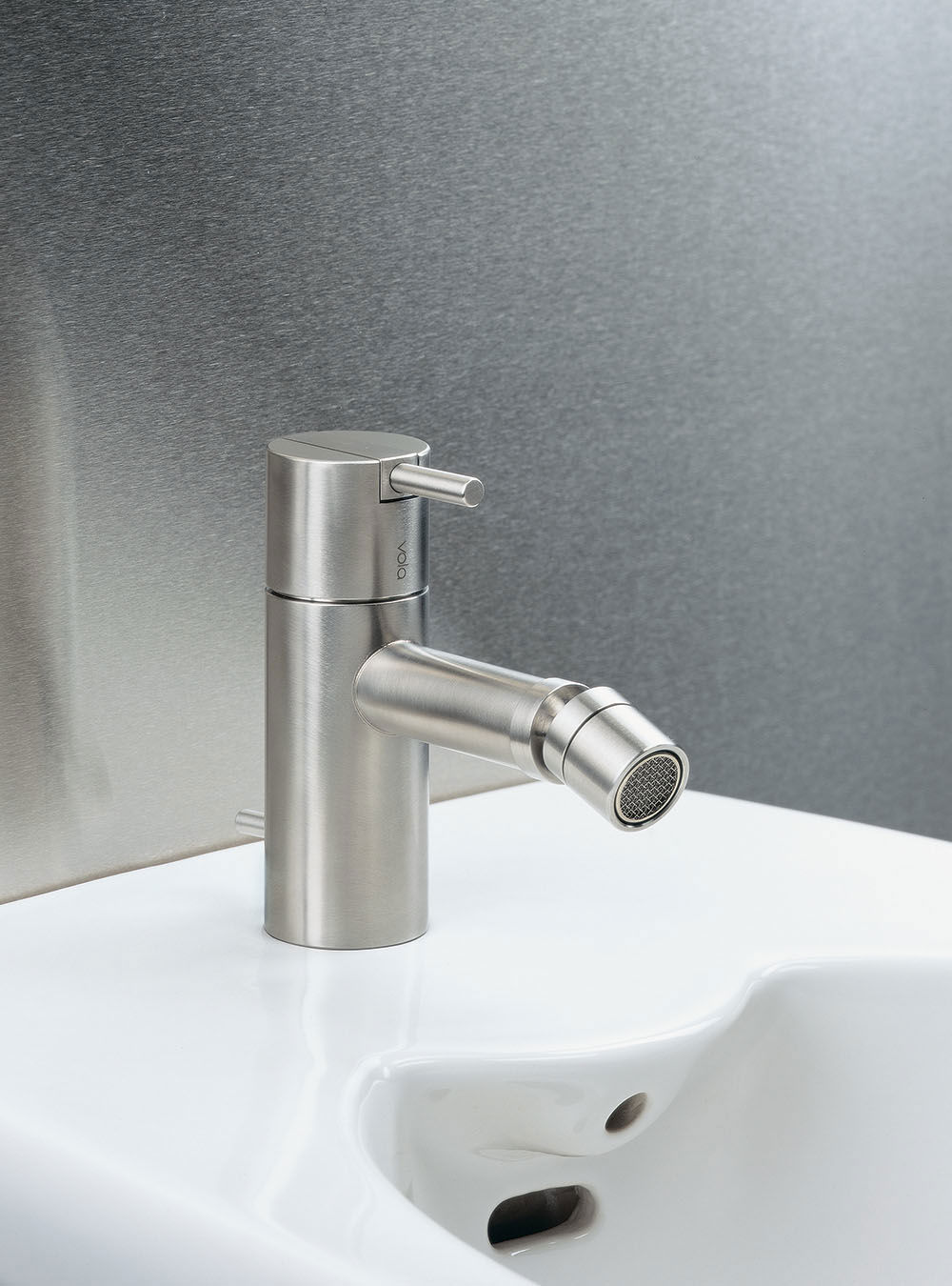 HV4: One-handle bidet mixer with ceramic disc technology fixed spout with adjustable nozzle, pop-up waste