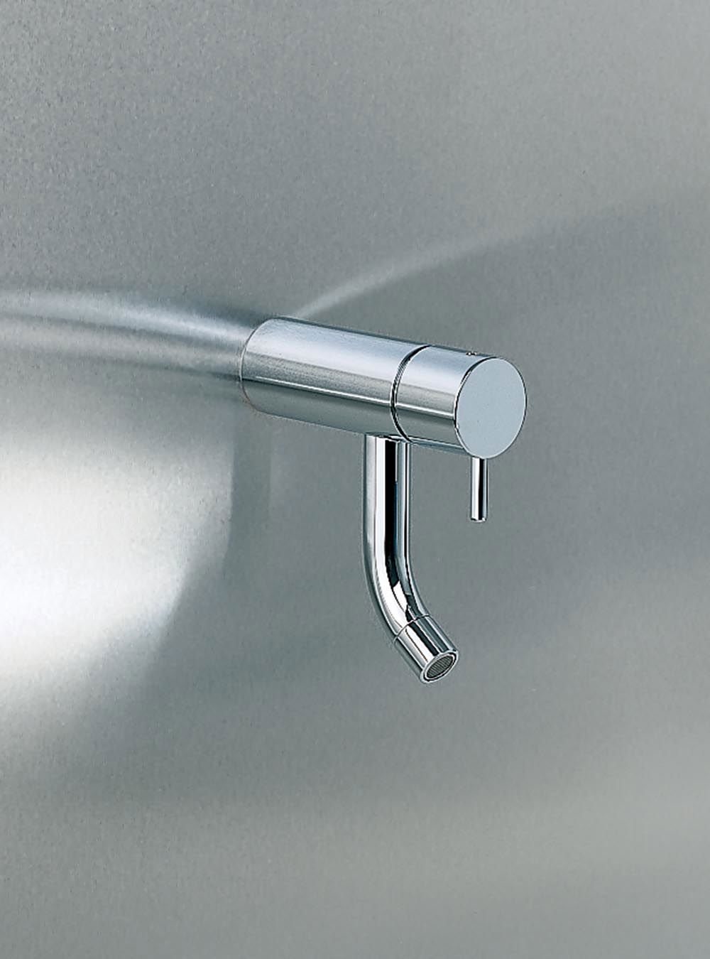 RB4: Pillar tap with ¼ turn ceramic disc technology, with fixed spout and water saving aerator. 