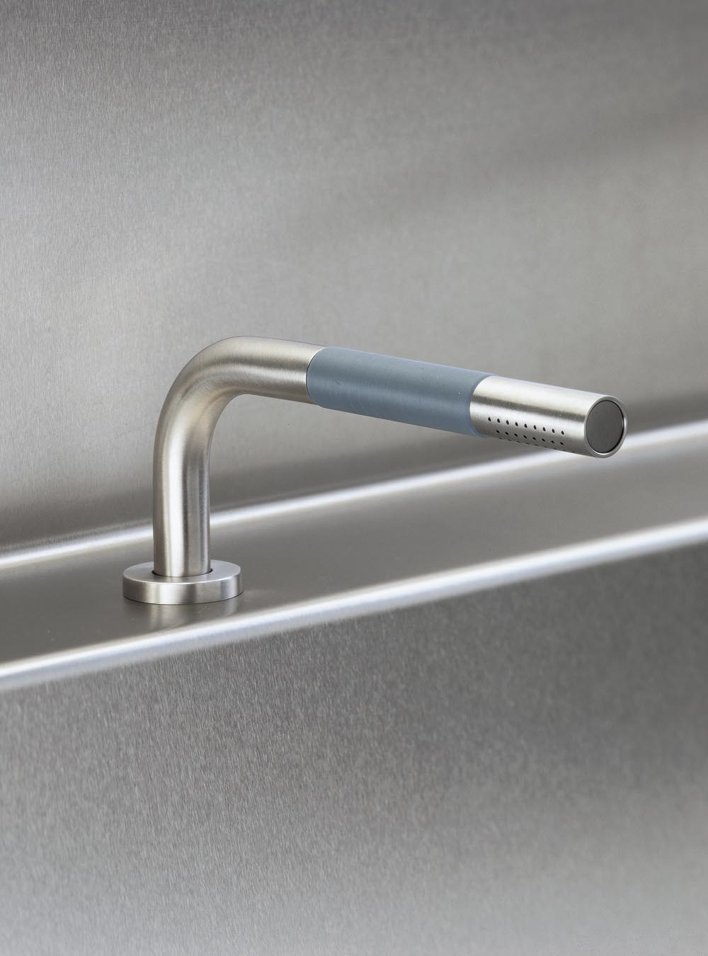 T1: Deck mounted pull out hand shower, with hose.
Work top: Max. 45 mm.
Hole cut out size: 30 mm.